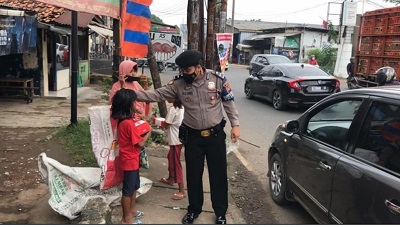 Sat Samapta Polres Bogor Bagikan Masker dan Makanan