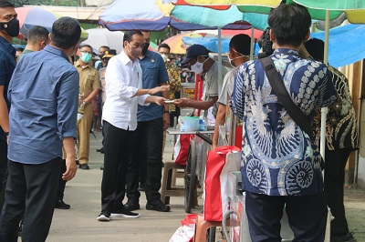 Presiden Jokowi Bagikan Bansos dan Tinjau Harga Minyak Goreng di Pasar Cibinong 