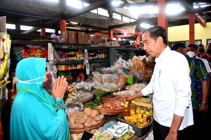 Presiden Jokowi Mengecek Harga Komoditas di Pasar Sentul, Yogyakarta