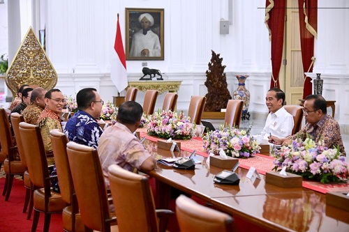 Presiden Jokowi Memberi Tugas Kepada Forum Rektor Indoensia Untuk Mencapai Visi Indonesia Emas 2045