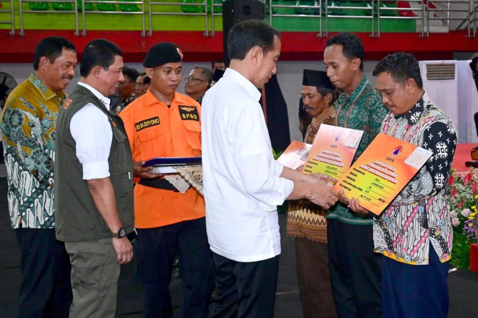 Preside Jokowi Memberi Bantuan Stimulan Kepada Petani Gagal Panen