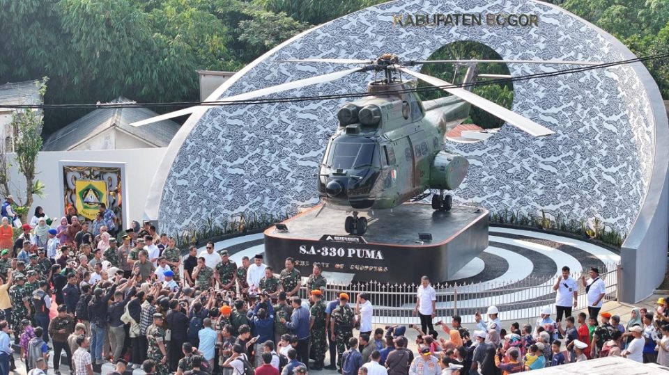 Monumen Helikopter PUMA S.A-330 Pertama di Dunia Ada di Simpang Sentul, Cibinong