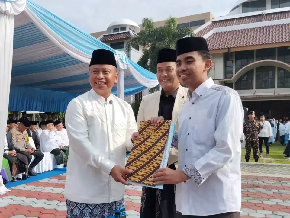 Momen Hari Santri 2025, Wali Kota Depok Serahkan Penghargaan dan Santunan