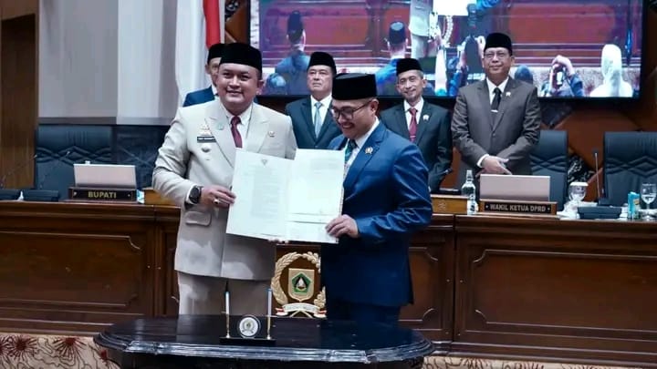 Bupati Bogor dan DPRD Sepakati Raperda Pengelolaan Sampah Jadi Peraturan Daerah