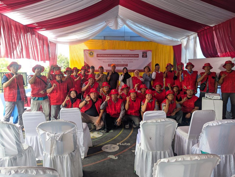 Perkuat Kesiapsiagaan Warga, Bhabinkamtibmas Polsek Kemang Hadiri Bimtek Tanggap Bencana di Desa Semplak Barat